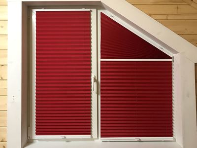 Нестандартные шторы плиссе на скошенные окна